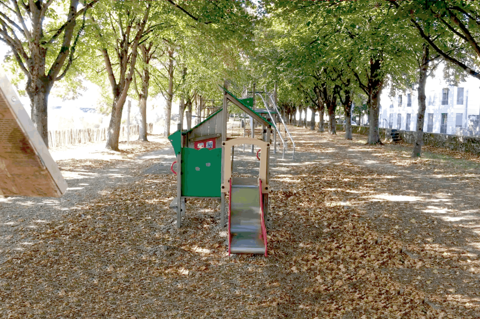 Parc de Jeu pour enfants sur les bords de Loire, sous l'allée arborée…